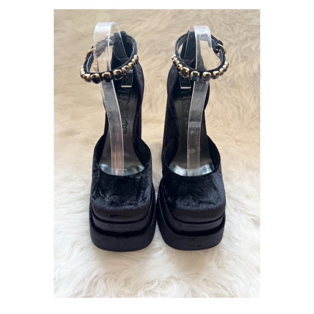 New! VERSACE Logo Medusa Charm Aevitas Embellished Crushed Velvet Platform Pumps - Picture 6 of 14